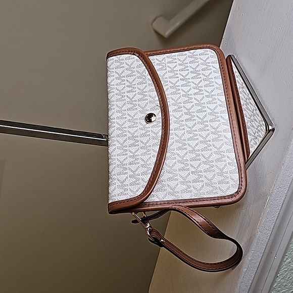 Michael Kors Handbags - Michael Kors Vanilla Signature Print Saffiano Leather Wristlet Pouch EUC
